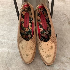 Hush Puppies Leather  Flats Size 9